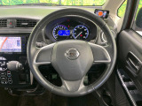 インテリアに合わせたデザインのステアリングは、運転される方のことも考え、運転しやすい形状、大きさです。是非一度、実際に触ってお確かめください。