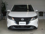 日産らしさを引き立てる大きなVモーショングリル。バンパーはエアロ形状で空力を考え設計されています。