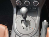 スポーツカーでありながらATの快適性も両立。レスポンスが良く、パドルシフトでの変速も素早い。アクセルワークに集中でき、運転の楽しさを味わえます。クラッチ操作がないため運転初心者でも扱い易いです。