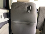 前席背面に、荷物などをかけられるフックと収納ポケットが付いています。