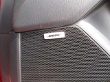 BOSEサウンドシステムを搭載。「良い音を出す」ではなく、その車種のごとに特徴を計算(車種専用設計)し、「反響音」を作り出すことによってどの座席でも自分中心で音が聴こえ、「心地よい空間」を作り出します。