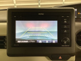 ギヤをR(バック)に入れるとディスプレイオーディオの画面に後ろの映像が映るリアカメラ付です。後退時、コンディションが悪い視界でもカラーバックモニターがドライバーをサポートします。