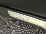 ●Burmesterサラウンドシステム:ハイエンドオーディオ専門メーカーが手掛ける車専用のプレミアムスピーカーを装備。多数のスピーカーから、音の粒立ちまで分かる高品質な音楽をお楽しみいただけます。