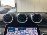 メモリー付きパワーシートが装備されている車両はシートの位置・ドアミラーの角度・ハンドルの位置を3名まで記憶出来ます。
