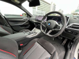 【コックピットシート】BMW車の主役席。車体中央にくる様に配置し車両重心とが一致する事でドライバーと車との一体感あるドライビングを実現。人間工学に基づき形成した形状が長時間のドライブ疲労も軽減します!