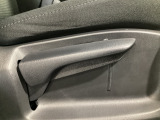 運転席にはドライバーの体型や好みに応じて前後方向だけでなく、高さの調整ができるシートリフターを装備!