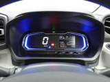 【自発光式デジタルメーター】スピードメーターはデジタル表示です。また、燃費のいい運転をすると、イルミネーションがブルーからグリーンへ。グリーンの状態を長く保つだけで上手にエコドライブができます。