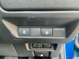 運転席右側に各種スイッチが集約されています!車線逸脱警報システム、衝突軽減ブレーキ、踏み間違い防止装置付きで安全装備も充実しています
