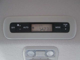 リヤ側にもオートエアコンを装備しております。車内の温度調整をより行い易くなっております。
