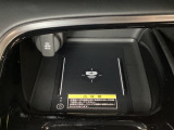 センターコンソールにはワイヤレス充電器を装備してます。Qi(チー)規格対応のスマートフォンなどを置くだけでワイヤレスで充電可能です。またスマートフォンの充電可能なUSB端子なども別途装備しています。