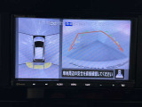 上からの視点で狭い駐車場への駐車に役立つ、アラウンドビューモニター対応メモリーナビ装備。
