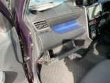 車検証入れなどの小物が収納できます。