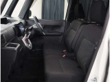 高いホールド性で運転姿勢が安定します。長距離ドライブでも疲れにくいのが魅力です。快適なドライビングライフをお送りください♪