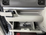 【グローブボックス】車検証入れ等の収納に便利です♪