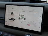 インパネ中央には大型のタッチパネルを搭載。直感的な操作でナビゲーション等を操作することが可能でございます。