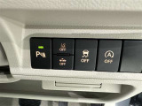 コーナーセンサーを車の前後に装備。障害物までの距離に応じて警告音を変えてお知らせ。縦列駐車時や駐車場・車庫などでの取り回しをサポートします。詳細は販売店スタッフまでおたずねください。
