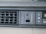 【コネクタ】USB充電用端子が備わっています。