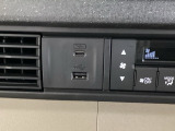 エアコン操作パネルの左側に、スマートフォンなどの充電可能なUSB端子と、音源などの外部入力の可能なUSB端子がついています。移動中に充電もできるので便利です。