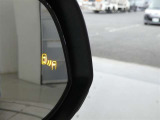 ブラインドスポットモニター装備。隣車線を走る車両を検知。ドアミラーでは確認しにくい後、側方エリアに存在する車両や急接近してくる車両も検知しドアミラーに搭載されたLEDインジケーターが点灯します。