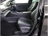 シックな色使いの運転席周りですね。すっきりとしたデザインで上品な色使いです。居心地の良い運転席長く座ってられるリラックスできるデザインがいいですね。