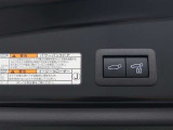 ハンズフリーパワーバックド(挟み込み防止機能・停止位置メモリー機能・予約ロック機能付)が装備されています。スマートキーを携帯していれば、リヤバンパーの下に足を出し入れするだけで自動開閉します。