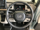 【誤発進抑制機能】うっかり防止!停車時や10キロ以下の低速走行時、前方の障害物を検知し、ドライバーがアクセルペダルを踏みこんだ場合の急加速を抑制します。音とメータ内表示で警告します。