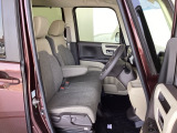 フロントシートはベンチシートです。ベンチシ―トは運転席と助手席の移動もスムーズ!狭い駐車場での乗り降りに便利です。シートの間にコンソールボックスやドリンクホルダーがないため、車内空間も広く感じます