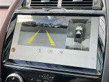 ■苦手な人が多い駐車場での車庫入れや狭い道でも大丈夫です/クルマの前後左右にカメラを設置してモニターで表示してくれるため、運転席から見えにくい場所を映し出してドライブをサポートします!