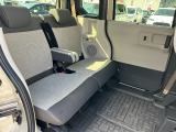 後部座席も当然、綺麗・清潔に仕上げております。内装の綺麗なお車は気持ちが良いですし、コンディションのいい車が多いです。前のユーザーが丁寧に使っていた証拠です。
