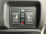 狭い所でも乗り降り楽々な両側電動スライドドアです!簡単にドアの開閉が出来る為女性やお年寄りにも優しく、荷物で手が塞がった時なども大変便利です!