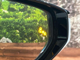 【ブラインドスポットモニター】走行中、ドアミラーの死角になりやすい箇所に後続車が接近するとサイドミラーのレンズに警告を表示!ドライバーに注意喚起をしてくれます。