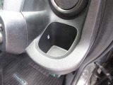 運転席と助手席にはドリンクホルダーがあります。取りやすい位置にありますからドライブも楽しくなりますね!
