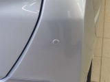 コーナーセンサーを車の前後に装備。障害物までの距離に応じて警告音を変えてお知らせ。縦列駐車時や駐車場・車庫などでの取り回しをサポートします。