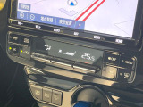 【オートエアコン】一度お好みの温度に設定すれば、車内の温度を検知し風量や温度を自動で調整。暑い&hellip;寒い&hellip;と何度もスイッチ操作をする必要はありません。快適な車内空間には必須の機能ですね♪