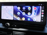 Apple CarPlay、Android Auto 対応。スマホを接続するとタッチスクリーン上でマップ、通話、メッセージ、ミュージックなどのアプリをスマホ同様に操作できるミラースクリーン機能搭載