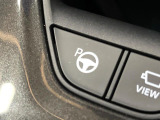 【リモート機能つきアドバンストパーク】専用スマートフォンアプリの使用で、車外から遠隔駐車・出庫が可能な先進機能。広い場所で乗り降りしたい時に便利です♪