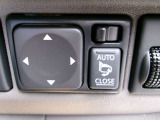 電動格納式ミラーなので、対向車などとのすれ違い時にも便利です。また、ドアロック連動で自動格納します。