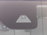 【エマージェンシーブレーキ】走行中に前方の車両等を認識し、衝突しそうな時は警報とブレーキで衝突回避と被害軽減をアシスト。より安全にドライブをお楽しみいただけます。