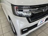 【LEDヘッドライト】悪天候や夜間走行時も良好な視界を確保し安心して運転できる高輝度LEDヘッドライトを装備!点灯速度が早く、消費電力も抑えられています。