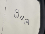 【ブラインドスポットモニター】走行中、ドアミラーの死角になりやすい箇所に後続車が接近するとサイドミラーのレンズに警告を表示!ドライバーに注意喚起をしてくれます。