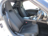 正しい姿勢で運転できるように体幹の腰部をしっかりささえるようデザインされているシートです。素材、シート形状を研究することでフィット感を高めつつ、優れた快適性を実現しています。