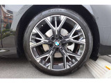 【BMWアロイホイール】軽量かつ強度に拘ったアロイホイール。走行性能ポテンシャルを引き出す設計。タイヤのサイドウォールが強化されたランフラットタイヤは、パンク時にタイヤがつぶれてもリムから外れません。
