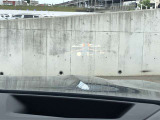 HUD: ヘッドアップディスプレイはドライバーが前方に集中できるよう、ナビや車速情報をフロントガラスに投影するシステムです。