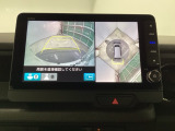 バックギアに入れますとご覧のような画像に自動的に切り替わります。車庫入れ時に役立ちます。