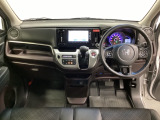 車内は光触媒抗菌消臭施工済です。インパネ周りはスタイリッシュなデザインです。グローブボックスやカップホルダーのほかにトレーなどたくさんの収納スペースが付いています。