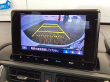 リバースギアに入れるだけで後方の表示へ切り替わります。夜間や雨の日の駐車も楽になりますよ。