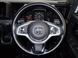 ハンドル左側にはオーディオ操作が出来るオーディオリモートコントロールスイッチ、右側にはHonda SENSINGとオートクルーズコントロールのスイッチを装備!