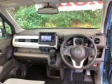 ご覧のように、視界が広く運転しやすいように設計されています。また、プラズマクラスター技術搭載フルオートエアコンで快適です。
