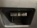 【ETC】有料道路を利用する際に料金所で停止することなく通過できる、ETC車載器(ノンストップ自動料金収受システム機器)が装備されています。セットアップを行うことで利用可能になります。