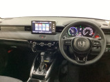 車内は光触媒抗菌消臭施工済です。スタイリッシュなデザインでスポーティなインパネ周りを演出します。グローブボックスやカップホルダーのほかにトレーなどたくさんの収納スペースが付いています。